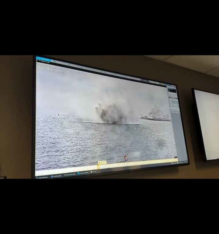 Un avión militar se estrella en el puerto de San Diego; el incidente quedó grabado en video