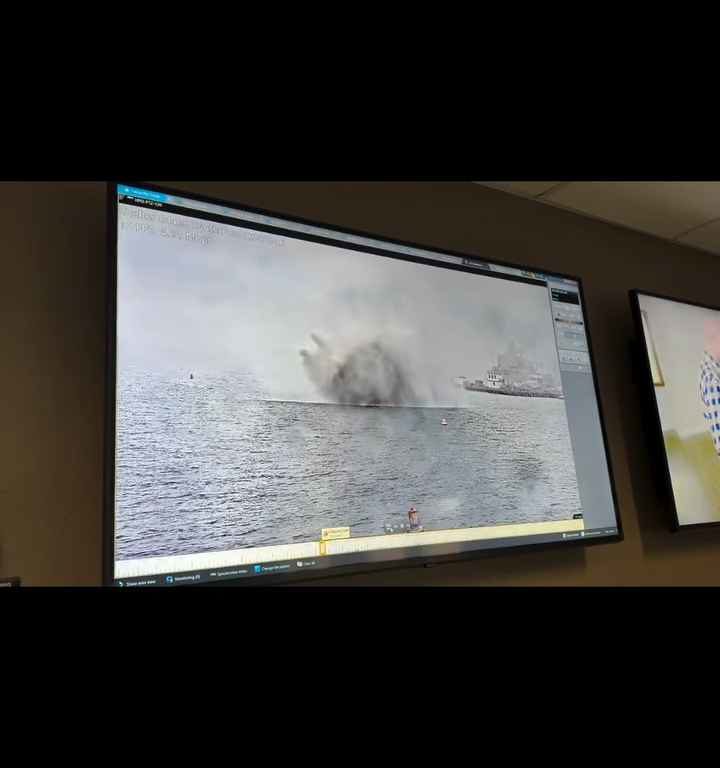 Un avión militar se estrella en el puerto de San Diego; el incidente quedó grabado en video