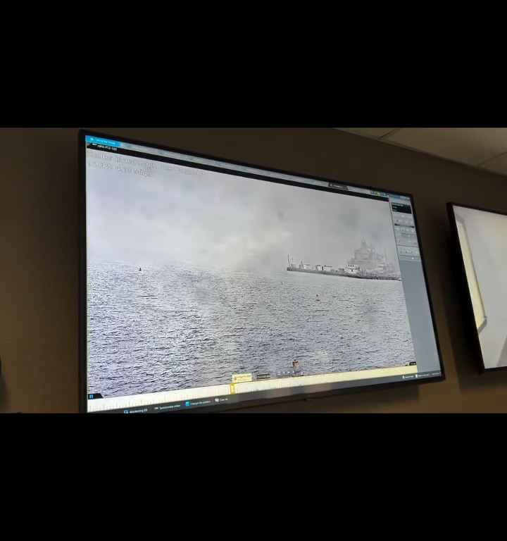 Un avión militar se estrella en el puerto de San Diego; el incidente quedó grabado en video