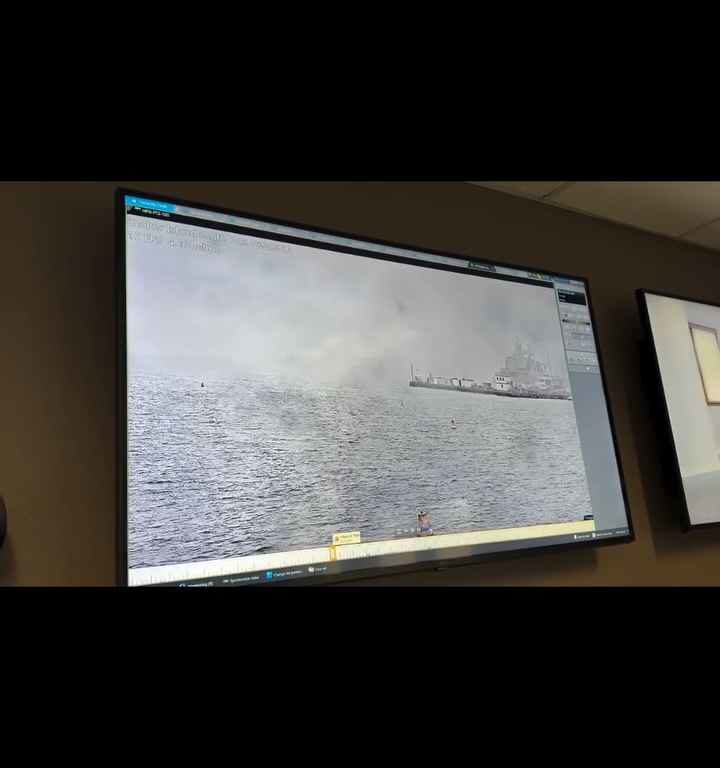 Un avión militar se estrella en el puerto de San Diego; el incidente quedó grabado en video