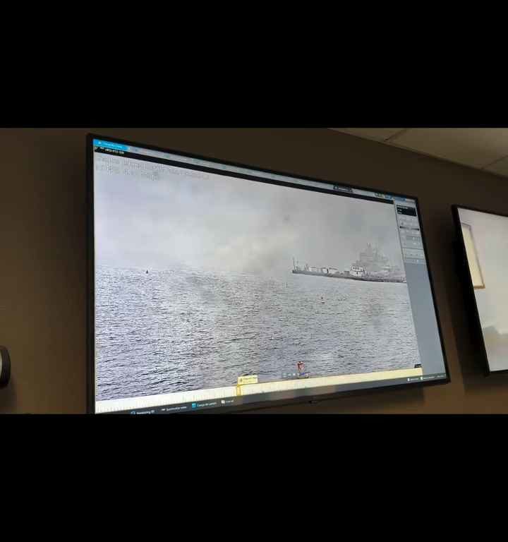 Un avión militar se estrella en el puerto de San Diego; el incidente quedó grabado en video