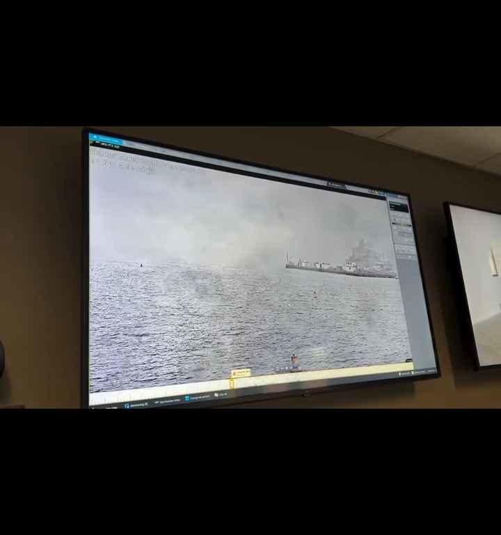 Un avión militar se estrella en el puerto de San Diego; el incidente quedó grabado en video