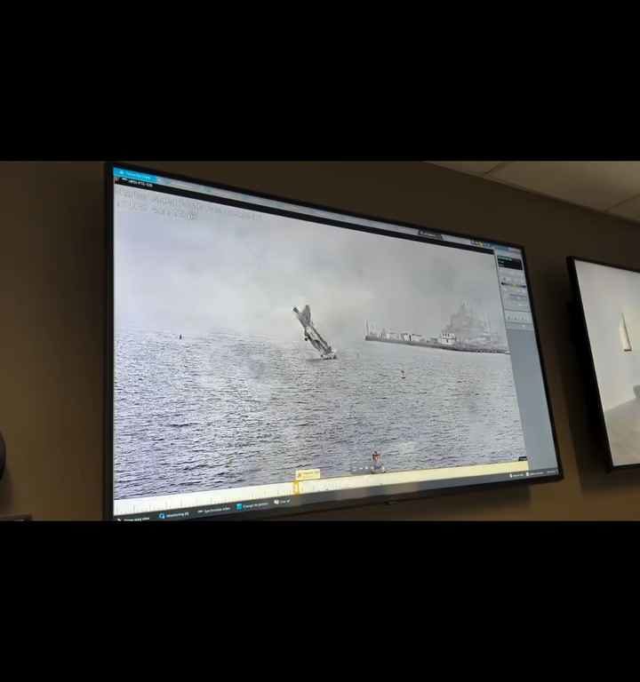 Un avión militar se estrella en el puerto de San Diego; el incidente quedó grabado en video