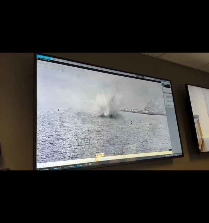 Un avión militar se estrella en el puerto de San Diego; el incidente quedó grabado en video