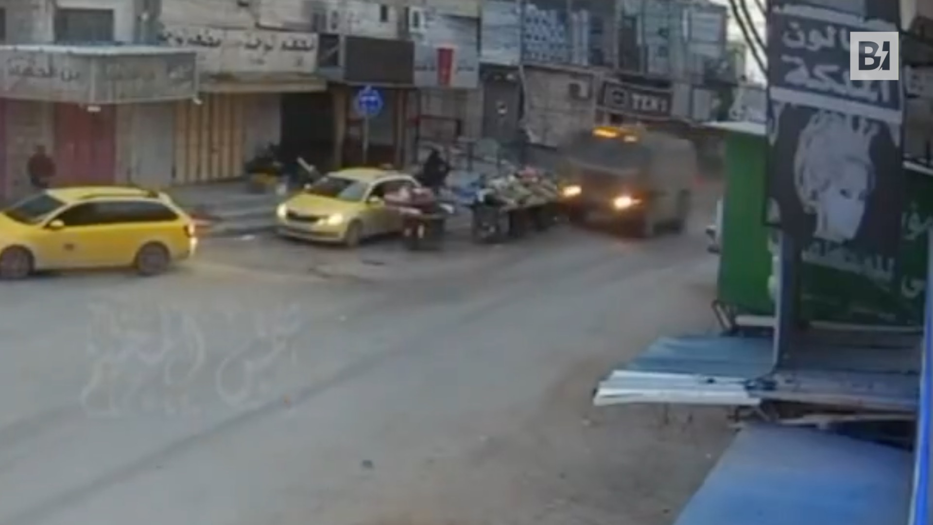 Cisjordania, un camión militar israelí destruye un carro de…