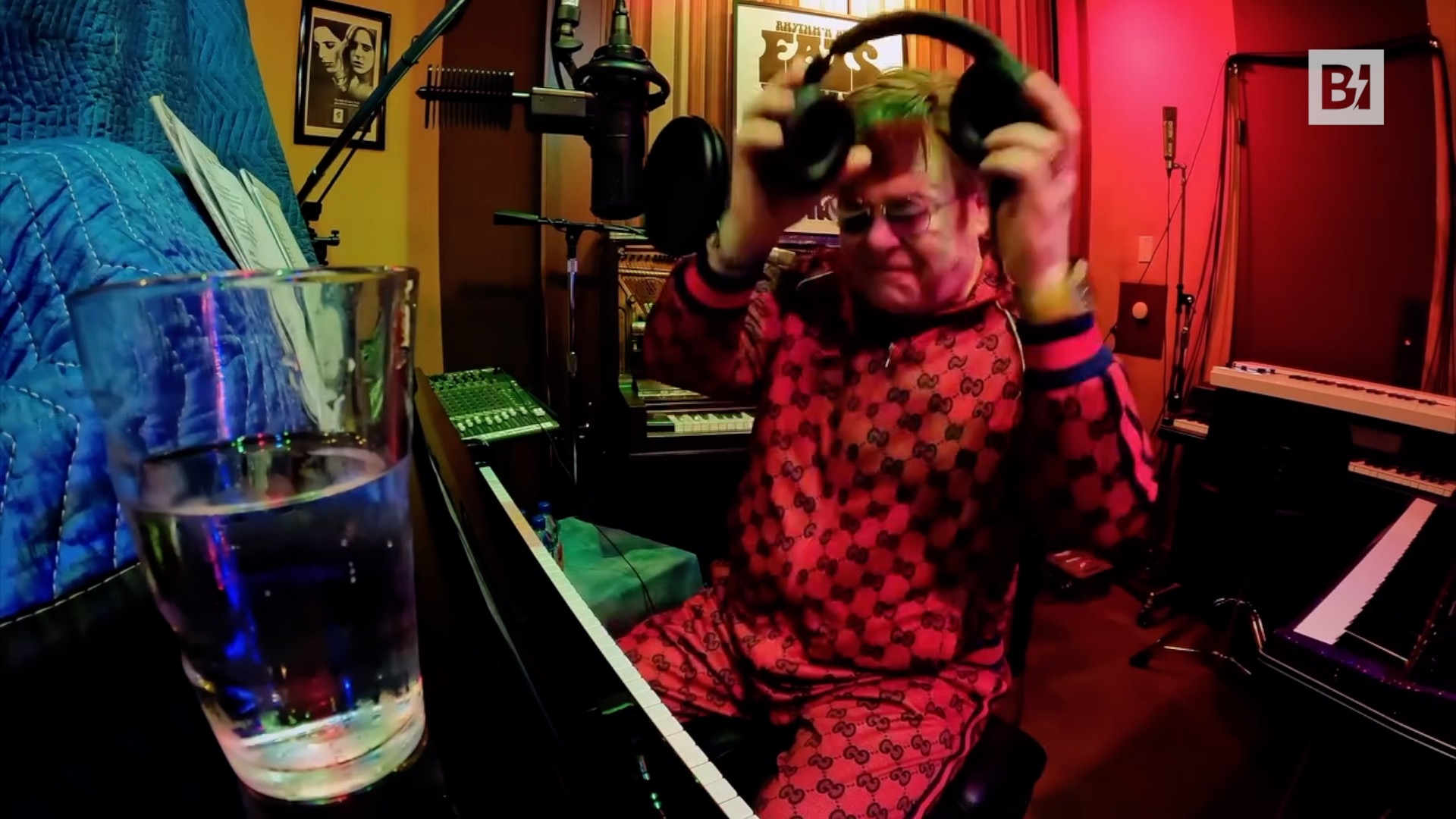 Llora, se enfada y golpea sus auriculares: un…