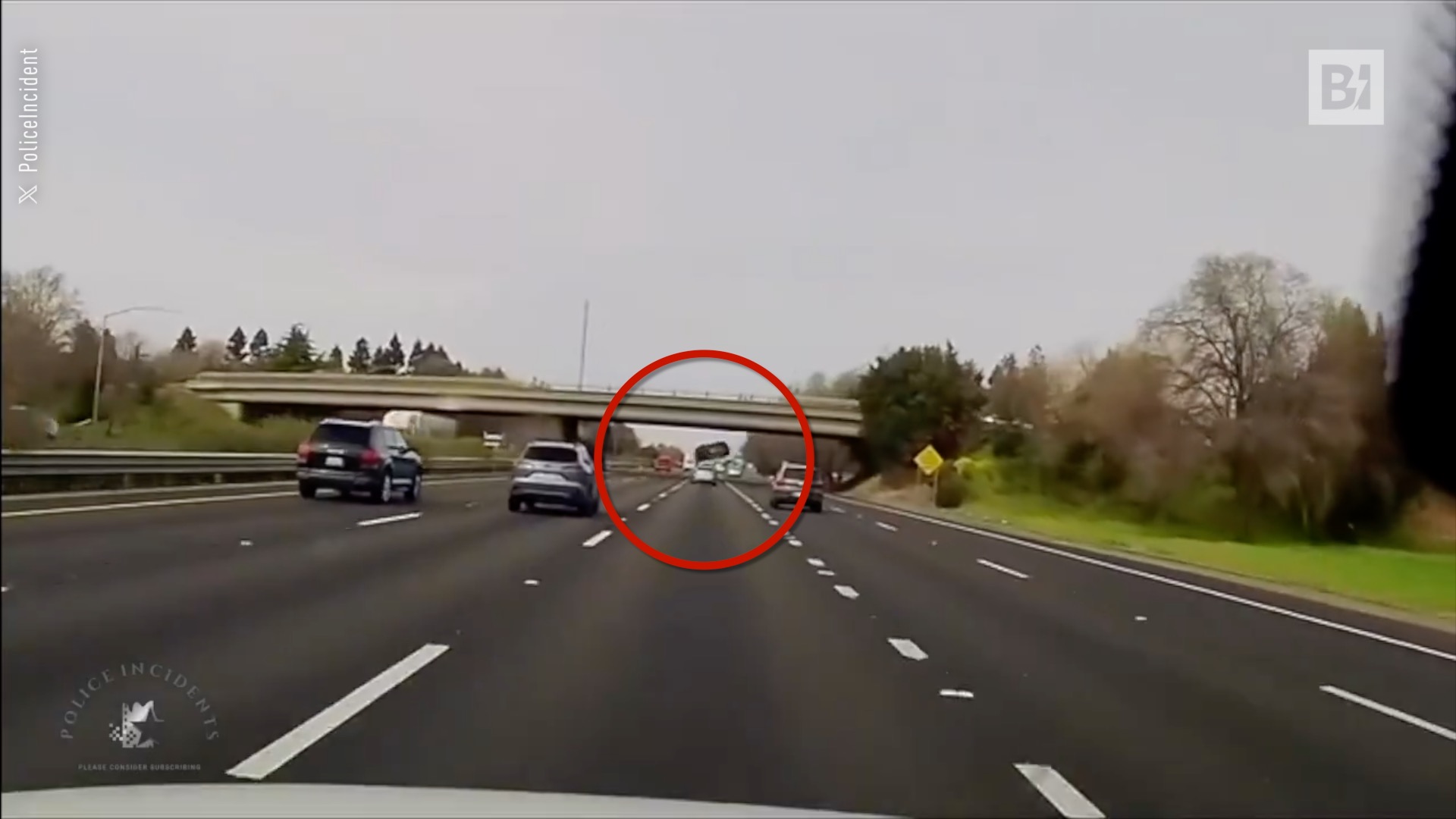 Un coche se sale de la autopista: el accidente es impactante