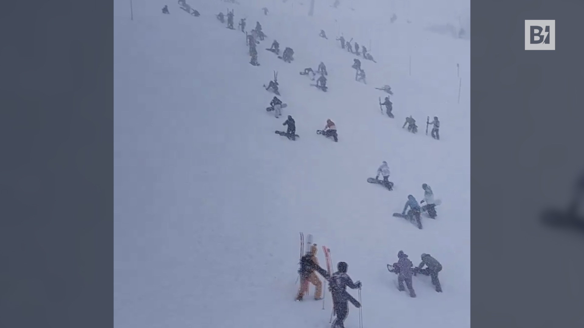 Larga cola para el teleférico: los esquiadores suben…