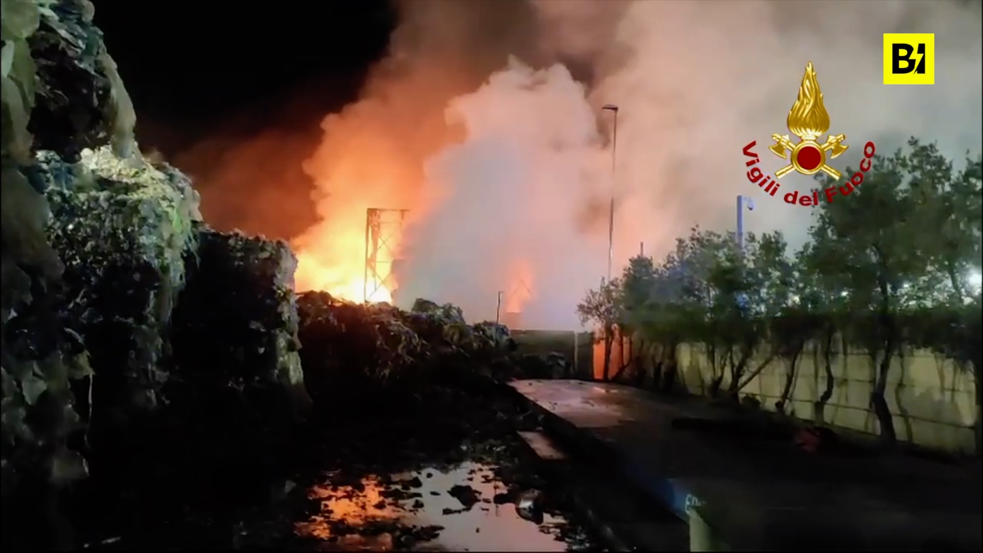 Gran incendio de residuos en la zona de Catanzaro