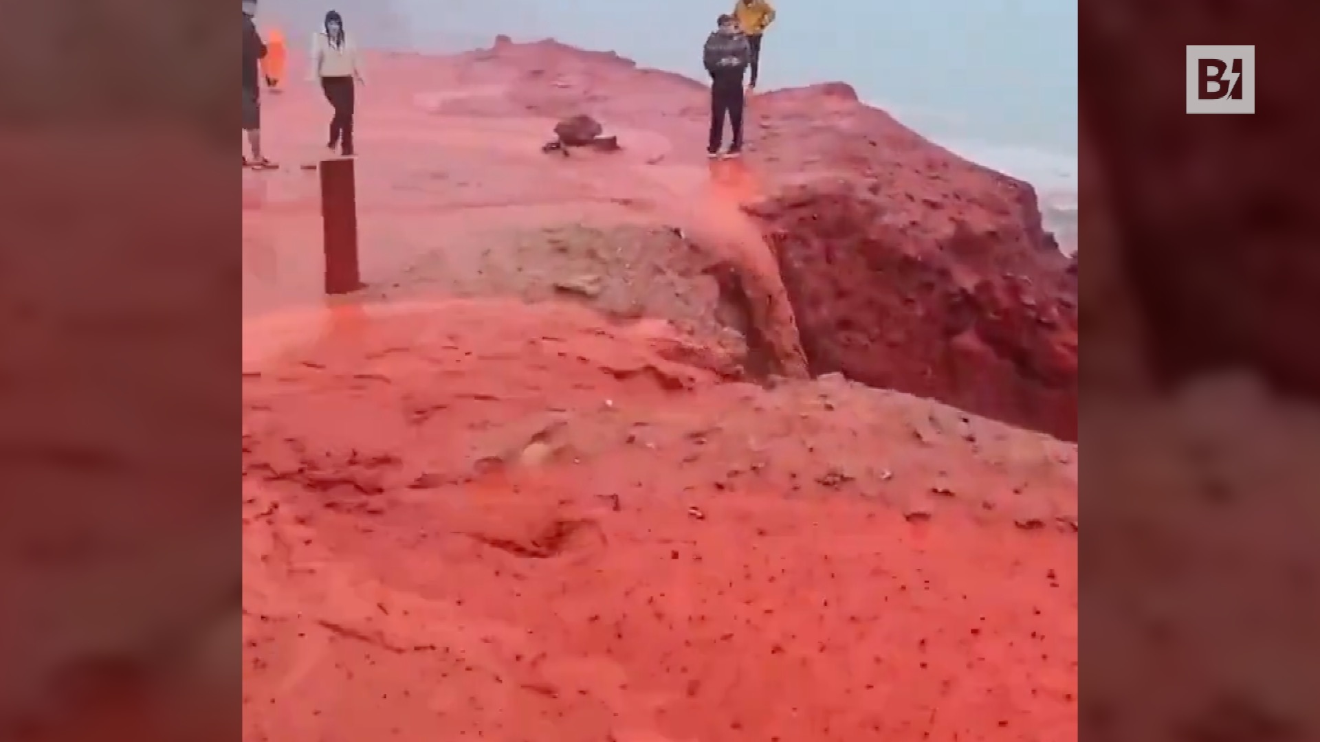 Cascadas de color rojo sangre en Irán: Esto es lo que…