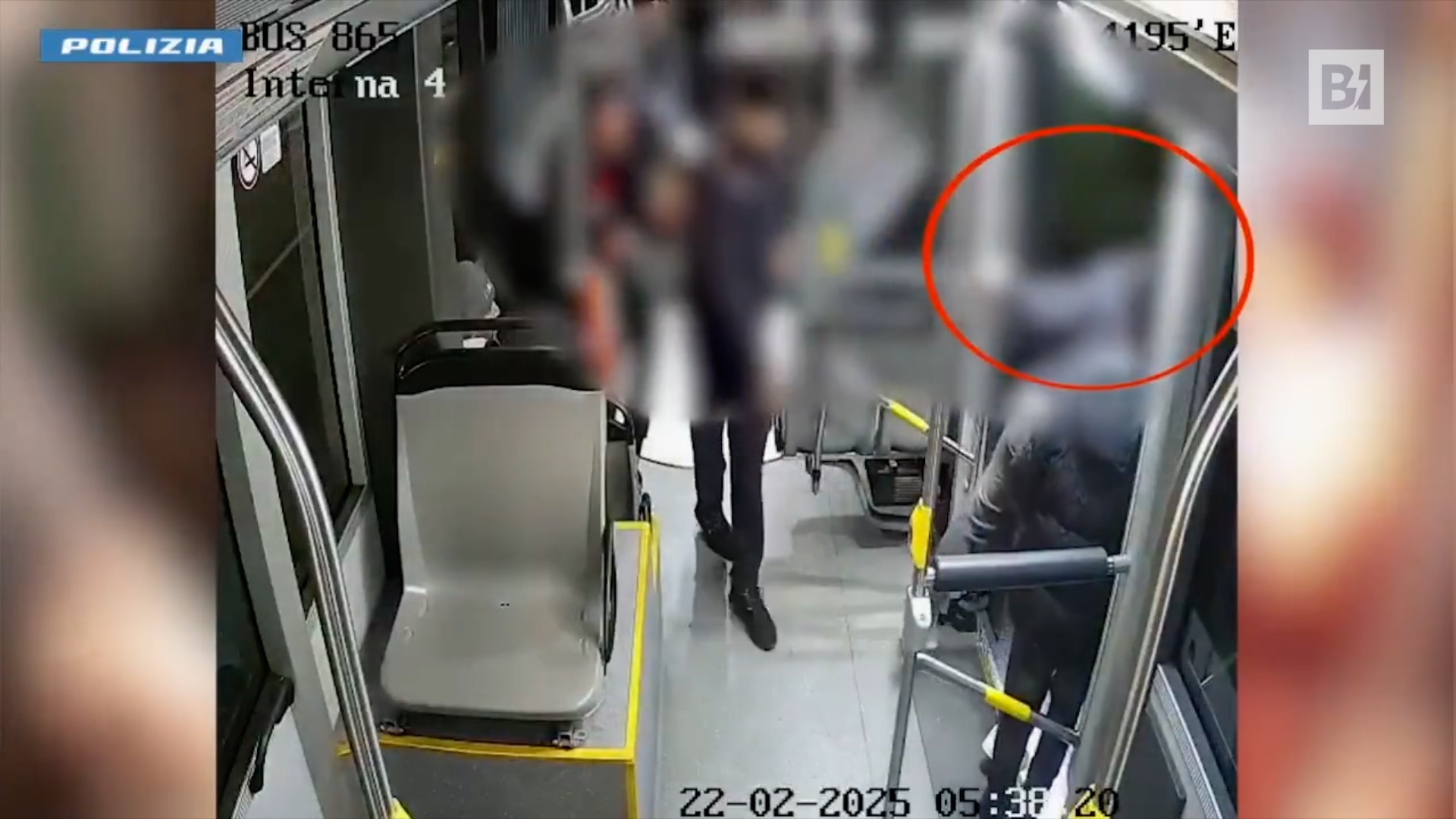 Robo con cuchillo en un autobús de Milán, 4…