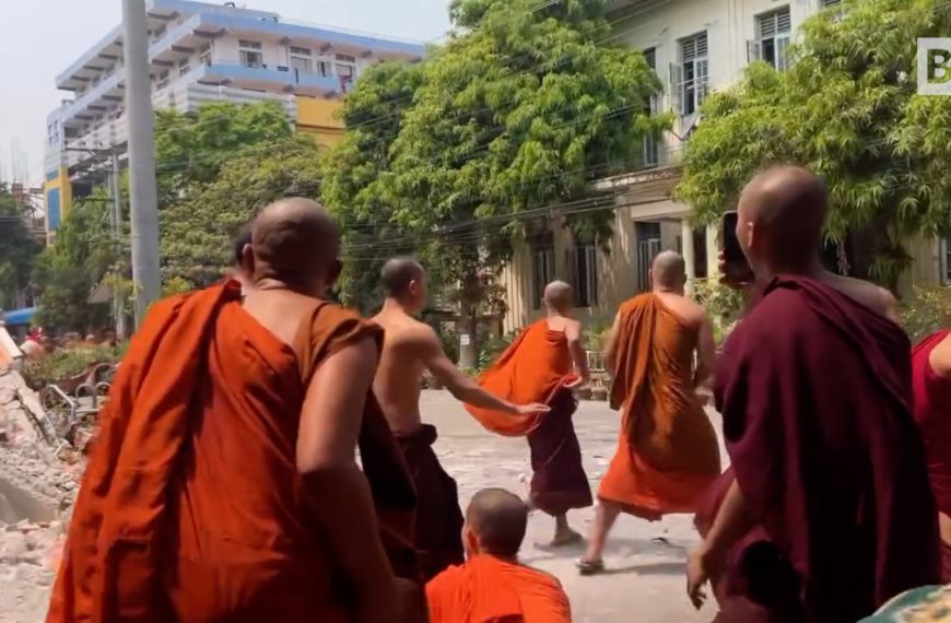 Birmania, monjes budistas arrodillados frente a un monasterio…