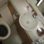 Il occupe les toilettes de l'avion trop longtemps, le commandant de bord le jette nu : polémique