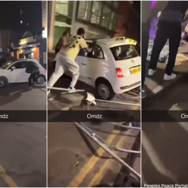 Un hombre queda atrapado bajo un coche volcado y unos heroicos transeúntes levantan el vehículo.