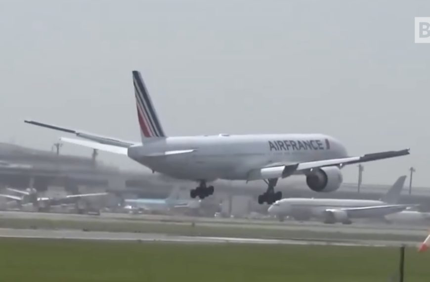 Boeing se tambalea peligrosamente durante el aterrizaje