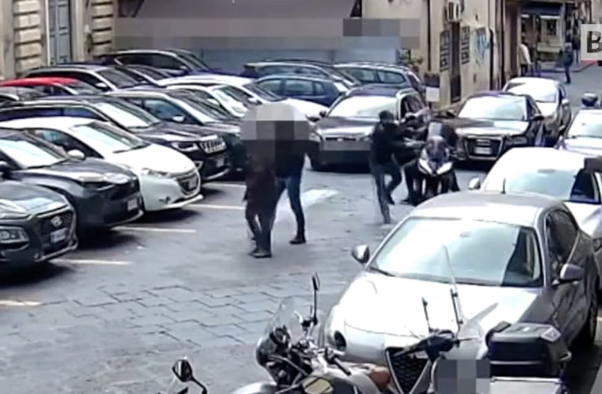 En moto sin casco: un policía le detiene…