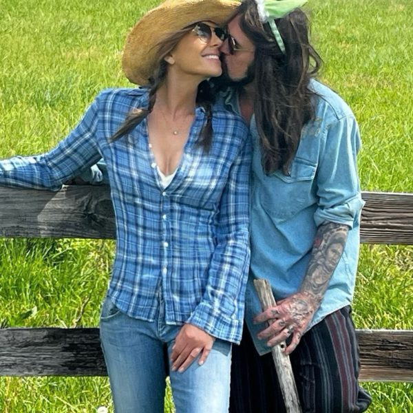 Elizabeth Hurley oficializa su relación con su padre