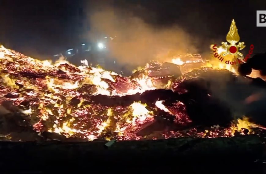 Incendio en Bicinicco (Udine), residuos de madera en llamas:…