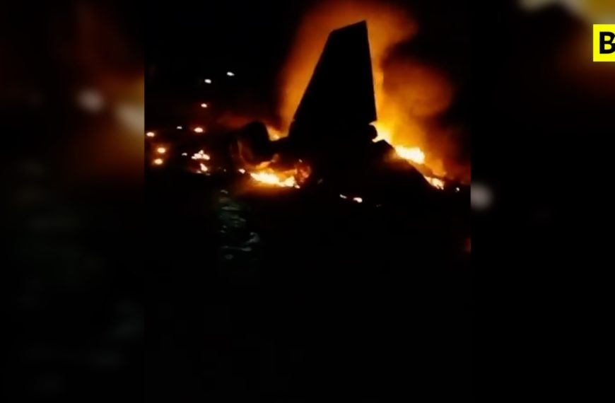 Un avión militar se estrella y se parte en dos