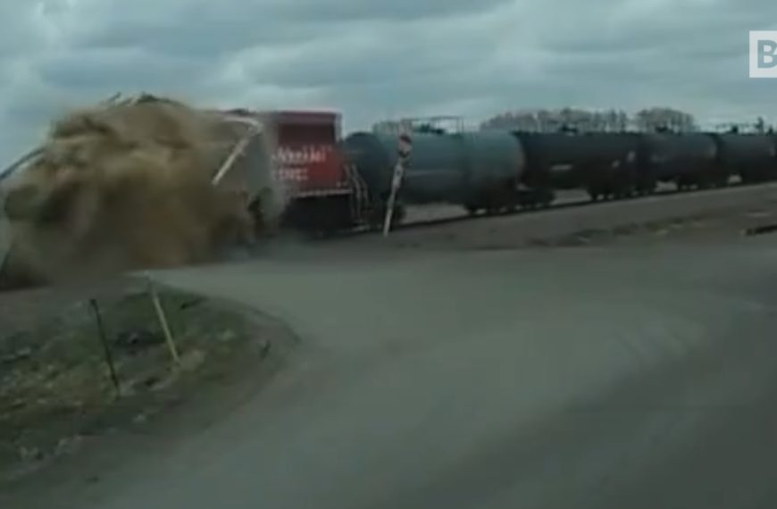 EE.UU., Camión con remolque impactado por...