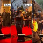 Kim Kardashian en la alfombra roja con un vestido negro en la Gala Met