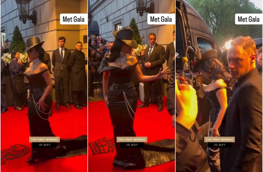 Kim Kardashian en la alfombra roja con un vestido negro en la Gala Met