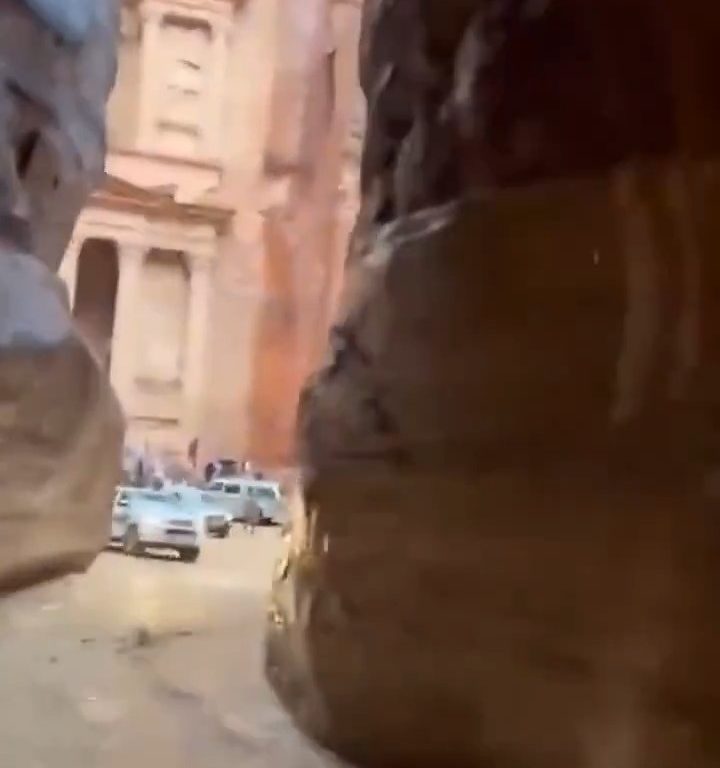 Cascata d'acqua improvvisa travolge Petra durante un nubifragio