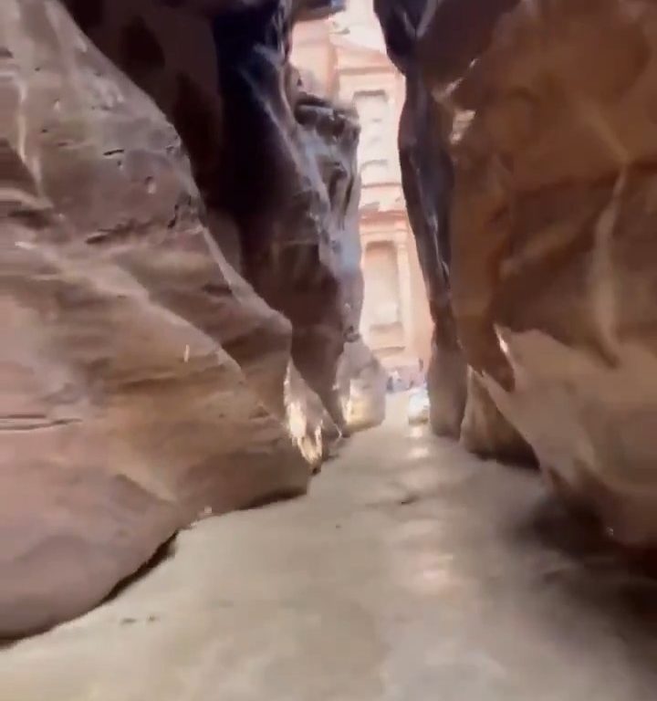 Cascata d'acqua improvvisa travolge Petra durante un nubifragio