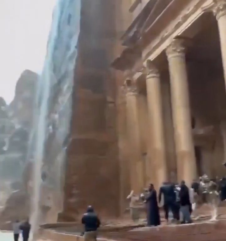 Cascata d'acqua improvvisa travolge Petra durante un nubifragio
