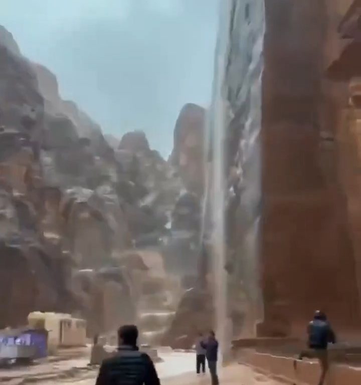 Cascata d'acqua improvvisa travolge Petra durante un nubifragio
