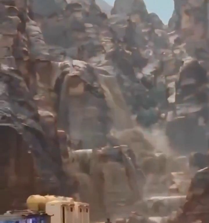 Cascata d'acqua improvvisa travolge Petra durante un nubifragio
