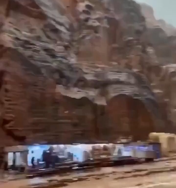 Cascata d'acqua improvvisa travolge Petra durante un nubifragio