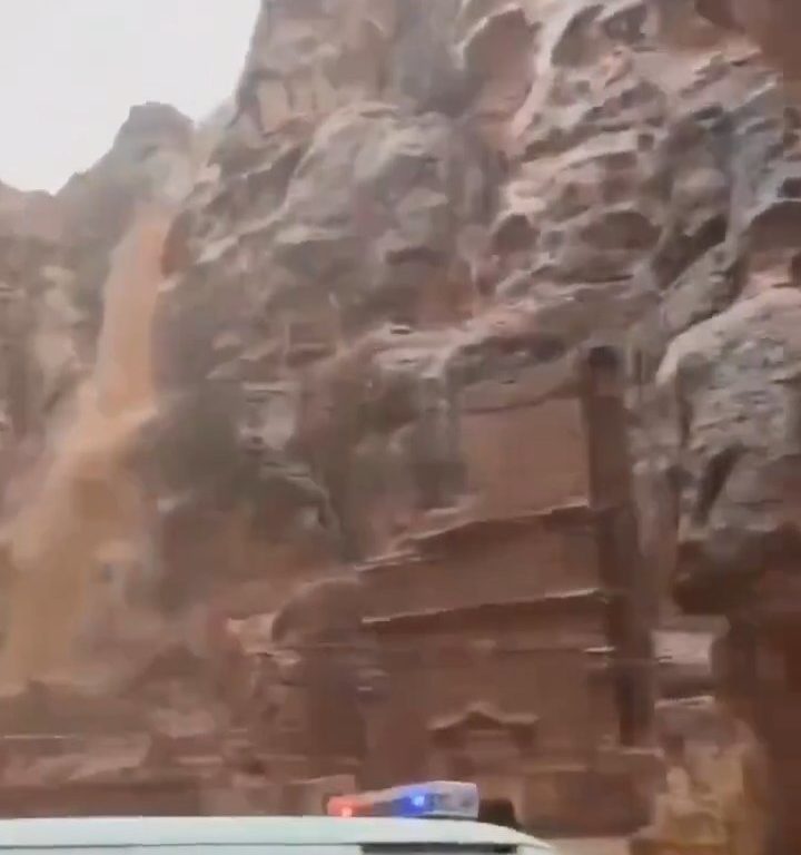 Cascata d'acqua improvvisa travolge Petra durante un nubifragio