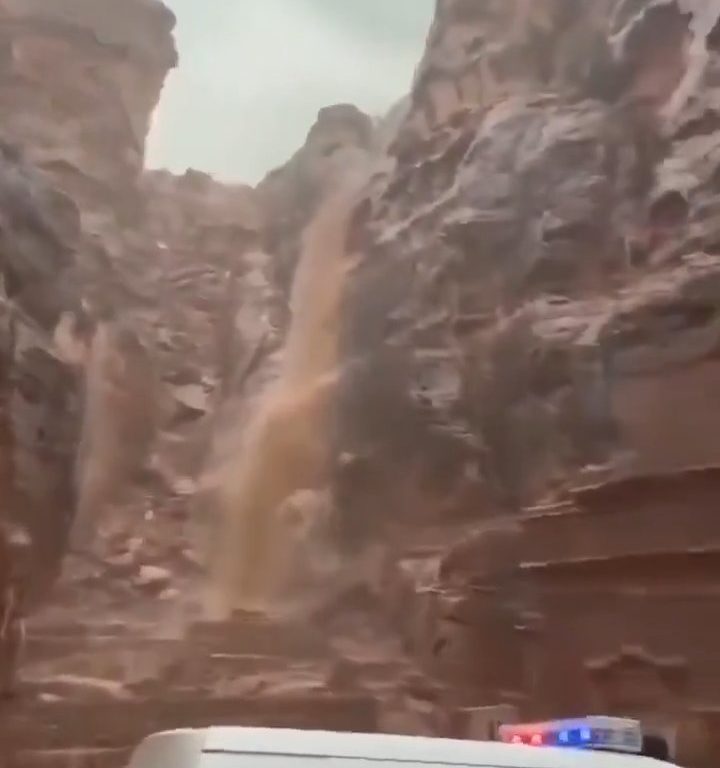 Cascata d'acqua improvvisa travolge Petra durante un nubifragio