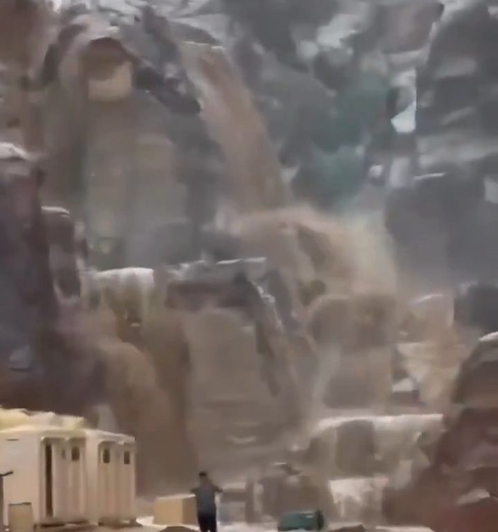 Cascata d'acqua improvvisa travolge Petra durante un nubifragio