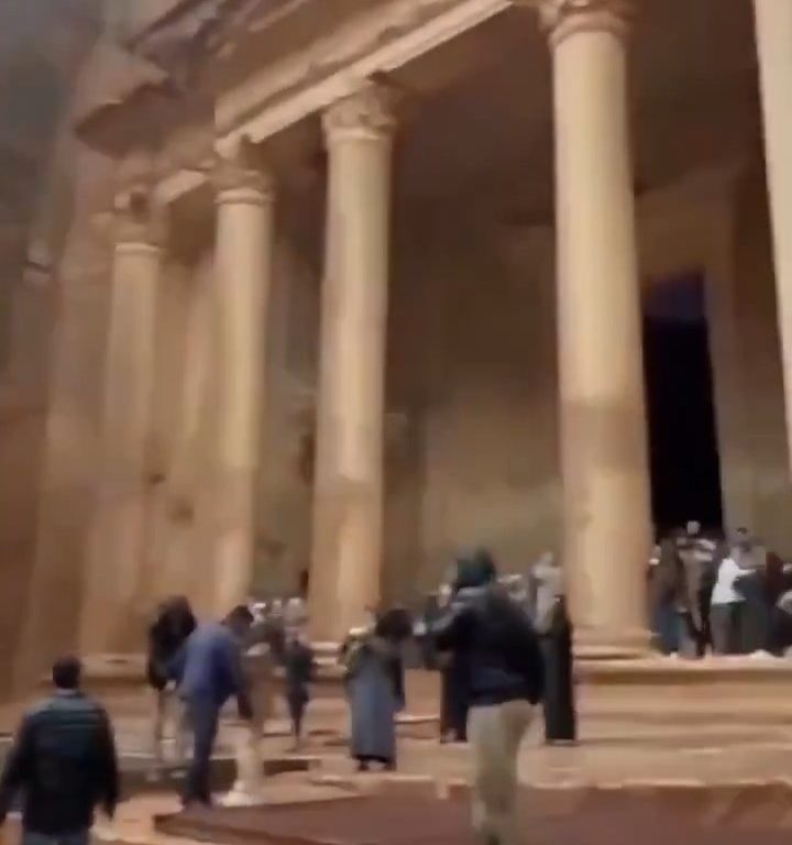 Cascata d'acqua improvvisa travolge Petra durante un nubifragio