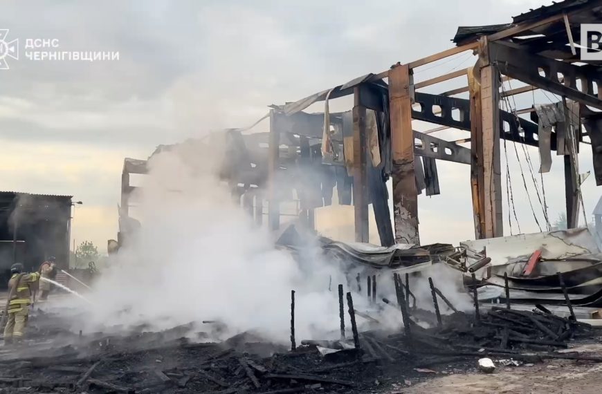 Ucrania, ataques rusos en la región de Kiev: edificios…