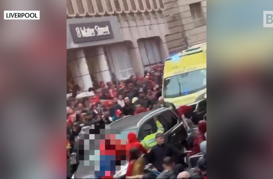 Auto atropellando a multitud en Liverpool, el momento de la reconstrucción…