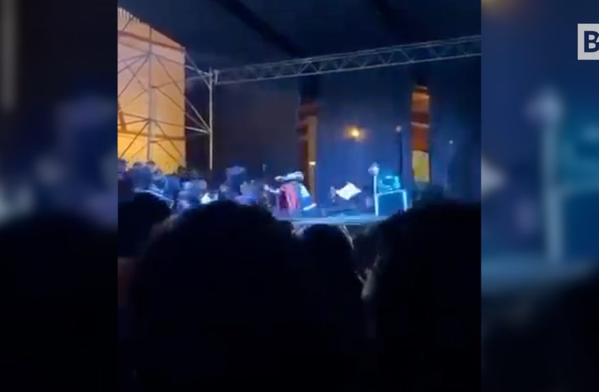 Peru, während eines Schulfestes stürzt die Bühne ein:…