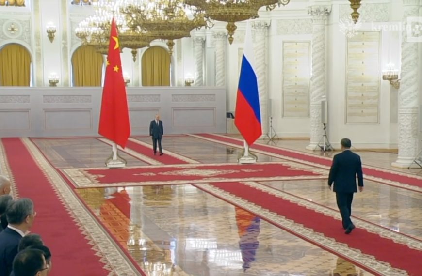 Tappeti rossi e maxi-bandiere, Putin riceve Xi Jinping…