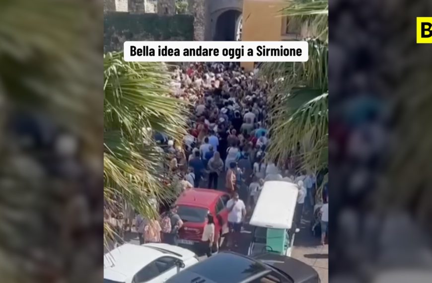 Sirmione prise d'assaut par les touristes, les images sociales