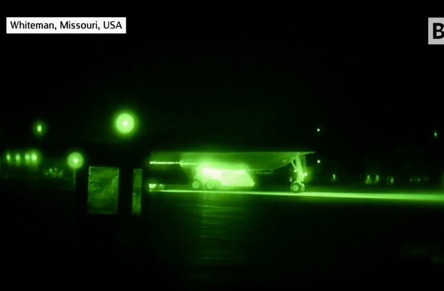 Los bombarderos B-2 estadounidenses regresan a la base después de…