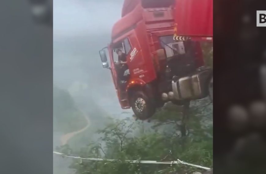 China, el puente se derrumba y el camión queda...