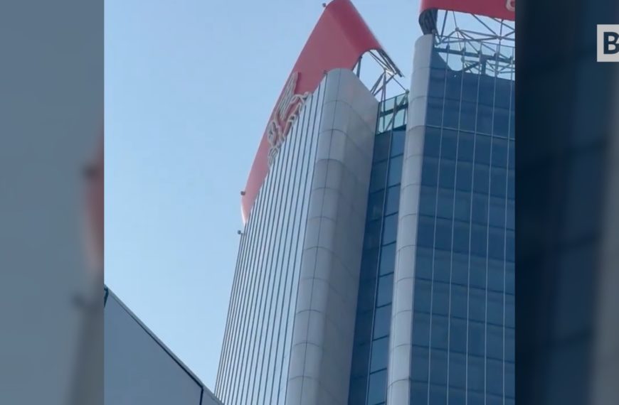 Mailand, das unsichere Riesenschild am Wolkenkratzer in CityLife