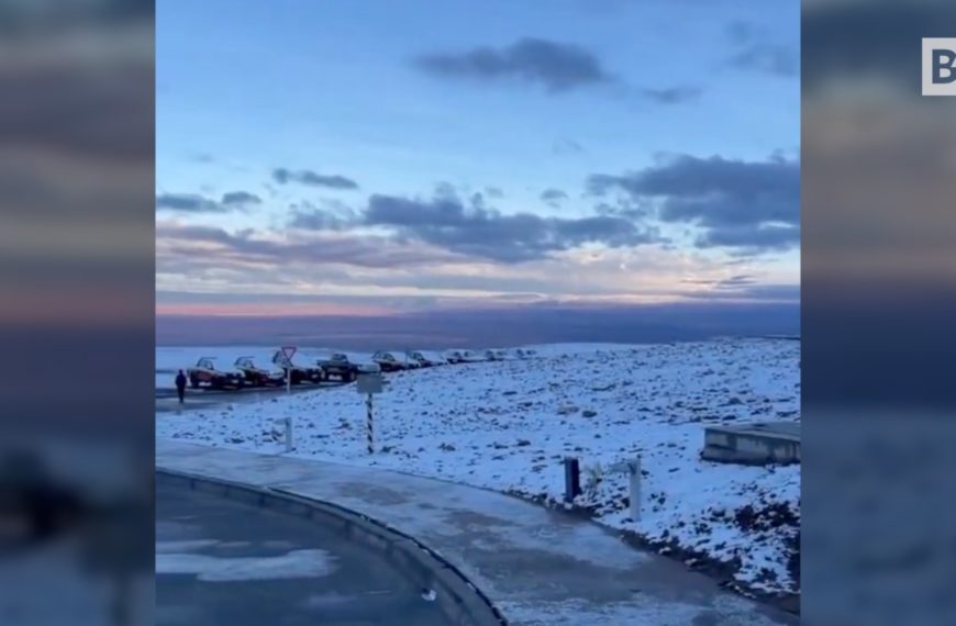 Schnee bedeckt die Atacama-Wüste, die…