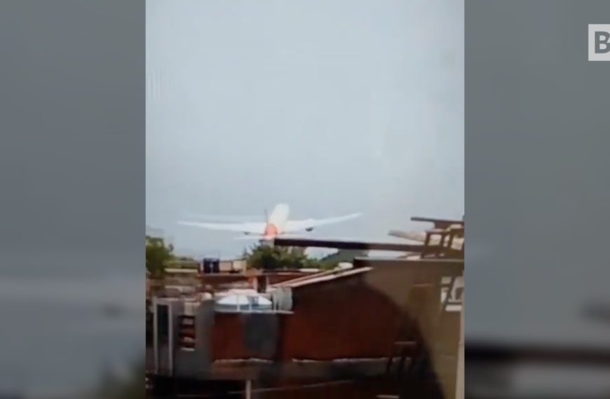 India, el momento en que un avión se estrella…