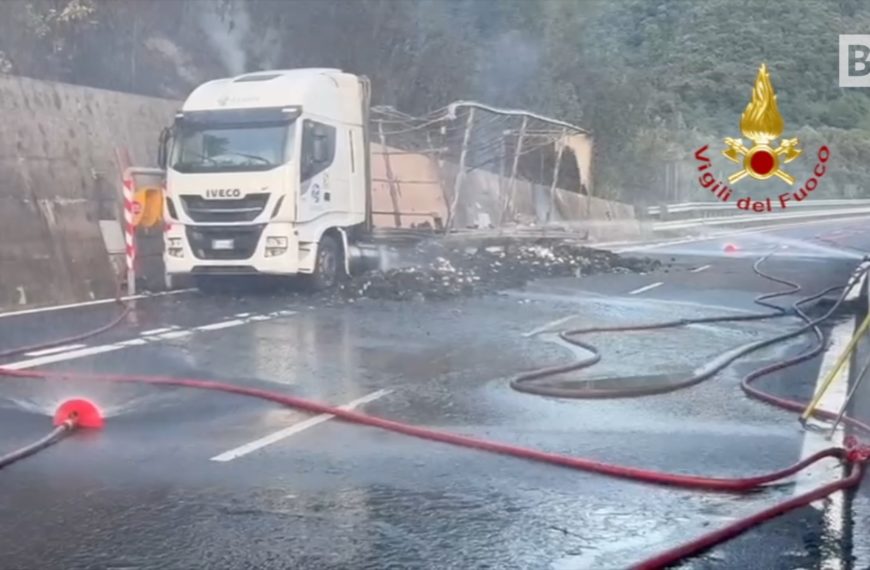 Ein gasbetriebener LKW gerät auf der Autobahn A11 in Brand: Der Einsatz…