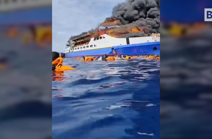 Fähre gerät in Brand: Passagiere springen in…