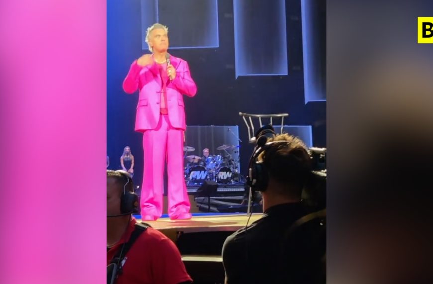 Robbie Williams berührt das Publikum, wenn er über seine… spricht.