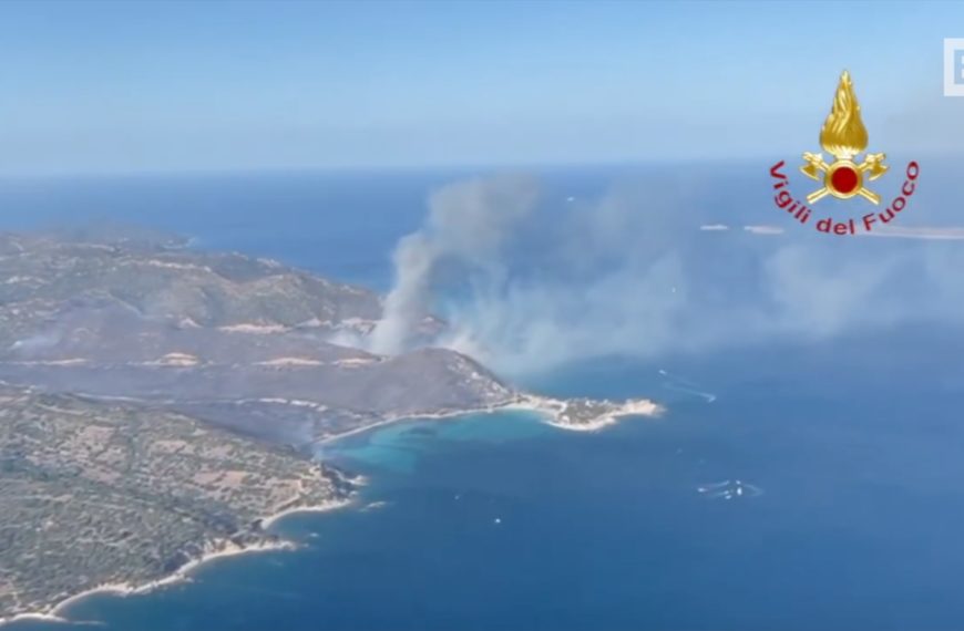 Hölle in Villasimius, Feuer am Strand: Autos zerstört,…